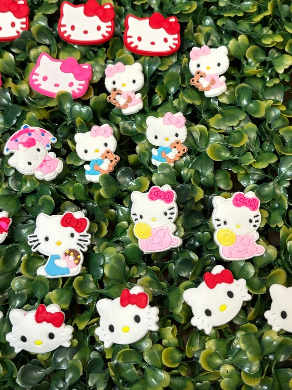 CROCS Hello Kitty Assorted Jibbitz Charms in White, Pink, Red